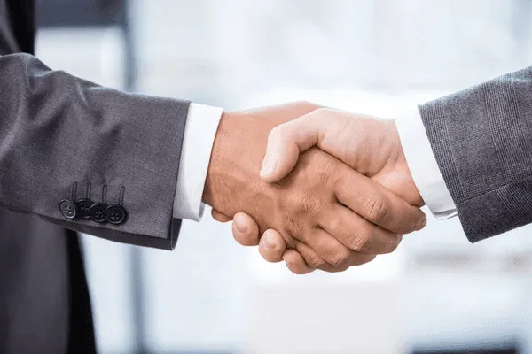 Handschlag zweier Geschäftsleute